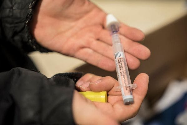La peur à la police continue à dissuader aux personnes usagères d'opioides de porter des kits anti-surdose