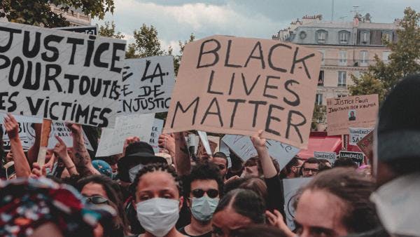 “Todos los traficantes son negros o árabes": El racismo francés en la policía del cannabis