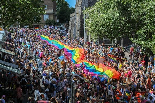 Le Conseil du Royaume-Uni sur les drogues sait que les opérations de répression liées au GHB ciblent les personnes queer, mais les recommande malgré tout