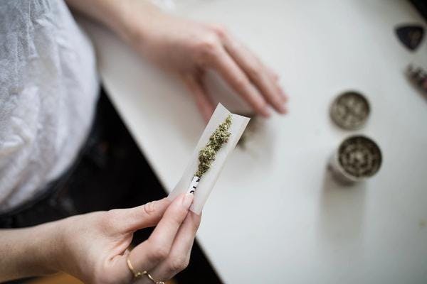 Le cannabis entraîne-t-il un « glissement vers des drogues plus dures », comme l'affirme Emmanuel Macron ?